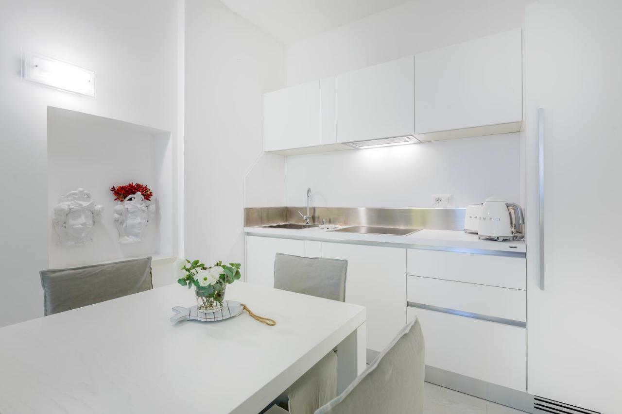 White Stylish Apartments Вико Екуензе Екстериор снимка